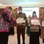 Direktur Yayasan Paramitra Jawa Timur, Asiah Sugianti saat memberikan hadiah kepada para peserta di ruang RH Ronggolawe Lantai 3 Setda Tuban, Kamis (29/12/2022).