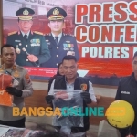 Kapolres Madiun bersama Kasat Reskrim menunjukkan barang bukri yang berhasil diamankan. Foto: Hendro Suhartono/BANGSAONLINE