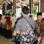 ANTRE: Ribuan ASN bergantian bersalaman dengan Bupati H Saiful Ilah saat Halal bi Halal di Pendopo Delta Wibawa, Kamis (21/6). foto: MUSTAIN/ BANGSAONLINE