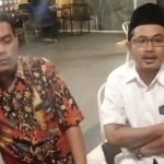 Ketua PC GP Ansor Gresik, Agus Junaidi Hamzah (berpeci hitam) memberikan keterangan kepada wartawan. foto: DIDI ROSADI/ BANGSAONLINE