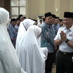 Pj. Wali Kota Batu Aries Agung Paewai menyalami para JCH sebelum diberangkatkan ke Embarkasi Surabaya.