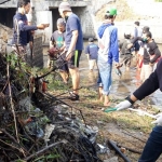 Sampah yang menumpuk di pinggir sungai hasil pembersihan para relawan lingkungan. foto: MUJI HARJITA/ BANGSAONLINE