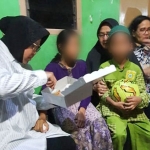 Wali Kota Risma saat menyuapi anak korban. foto: ist