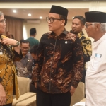 Pj. Wali Kota Kediri Zanariah saat berbincang dengan Wakil Menteri Ketenagakerjaan Republik Indonesia, Immanuel Ebenezer Gerungan dan 
Ketua Umum Yayasan Bina Cendekia Muslim Pancasila (YBCMP) sekaligus Ketua Umum Majelis Ulama Indonesia (MUI), KH. Anwar Iskandar (Gus War).