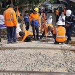 Perlintasan sebidang yang ditutup petugas. Foto: KAI


