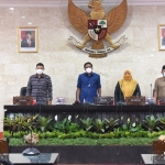 Dari kiri, Wali Kota Kediri Abdullah Abu Bakar, Ketua DPRD Gus Sunoto, dan Wakil Ketua DPRD Firdaus dan Katino. (foto: ist.)
