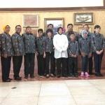 Wali Kota Risma saat foto bersama tujuh Anak Berkebutuhan Khusus (ABK) beserta delapan guru pendamping. Foto: YUDI ARIANTO/ BANGSAONLINE