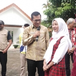 Wali Kota Batu Nurochman saat berinteraksi dengan salah satu siswi SDN Sumbergondo 02.