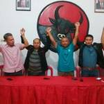 Tim Petahana (Huda-Noor) bersama PKB ketika mengadakan kesepakatan dengan PDI P untuk mendukung Huda-Noor jilid II di kantor DPC PDI P Tuban. (suwandi/BANGSAONLINE)