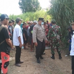 Petugas Polres Blitar dan warga saat berada di TKP usai mengevakuasi korban.