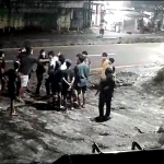 Tangkapan layar CCTV  saat terduga pelaku (jaket putih) dihampiri oleh massa