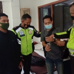 Pengemudi berinisial TFP (37) asal RT 03 RW 01 Desa Gajahrejo, Kecamatan Purwodadi, Kabupaten Pasuruan saat diamankan petugas. (foto: ist)