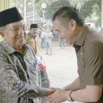 Wali Kota Malang, HM. Anton, ketika menyambut Wapres JK sebelum menjenguk KH. Hasyim Muzadi, di RS Lavalette Malang.