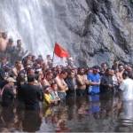 SEGAR: Pengunjung mandi di bawah gerojokan air terjun Sedudo, kemarin (13/10). Foto: soewandito/BANGSAONLINE