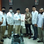 Ketua DPD Partai Gerindra Jatim Soepriyatno menyerahkan rekom kepada Nur Arifin - Syah Natanegara.