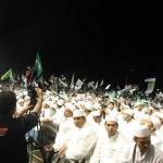 ribuan syecher dengan bendera memadati masjid Dander. foto:eky nur hadi/BANGSAONLINE