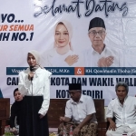 Calon Wali Kota Kediri nomor urut 1 Vinanda Prameswati saat memberi sambutan dihadapan keluarga besar Bawean. Foto: Muji Harjita/BANGSAONLINE