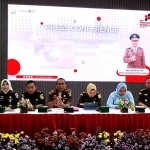 Kajari Jombang, Nul Albar, saat konferensi pers.