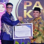 Wali Kota Pasuruan saat menyerahkan piagam penghargaan kepada AKBP Davis Busin Siswara.