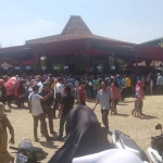 Ratusan warga Sumput ketika mendatangi Balai Desa setempat menuntut Pilkades susulan, 31 Juli lalu. foto: ist.