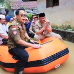 Pj Gubernur Jatim, Adhy Karyono, saat meninjau lokasi terdampak banjir di Desa Kauman, Kecamatan Blega, Bangkalan.