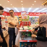 Petugas saat mengecek komoditi di salah satu pusat berbelanjaan di Kota Kediri. (Ist)