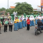 Kampanye jaga kebersihan lingkungan yang dilakukan Polresta Sidoarjo bersama SMAN 2 Sidoarjo di jembatan sungai Gading Fajar.