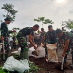 Satgas TMMD dan Warga Gelar  saat kerja bakti membersihkan sisa lumpur