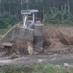 Kondisi dam jebol akibat terjangan banjir bandang Gunung Semeru.