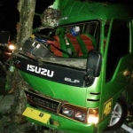 Kondisi micro bus yang ditumpangi para guru MAN Islamiah 2 usai kecelakaan tunggal. foto: ist