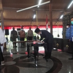 Bupati Bangkalan R. Abdul Latif Amin memimpin pelantikan kepala desa (kades) terpadu pengganti antarwaktu (PAW) Desa Polongan, Kecamatan Klampis di Pendopo Agung Bangkalan, Senin (30/11/2020). (foto: ist)