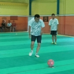 Cabup Sugiri Sancoko di sela kesibukannya, menyempatkan diri untuk bermain futsal.