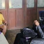 Aktivis Lingkungan Kota Kediri, Endang Pertiwi, saat berbincang-bincang dengan Sung, kakak pelaku pembuangan sampah di Sungai Brantas. foto: MUJI HARJITA/ BANGSAONLINE
