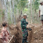 Satgas TMMD ke-106 Kodim 0818 Kab Malang-Batu bersama warga bahu membahu membangun saluran irigasi.