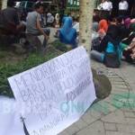 Ratusan mahasiswa STAIN Kediri saat menggelar aksi unjuk rasa di halam kampus mereka. foto: arif kurniawan/ BANGSAONLINE
