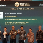 SVP Umum Petrokimia Gresik, Fickry Martawisuda (tiga dari kiri), ketika menerima penghargaan Top Platinum Trophy 2026. Foto: Ist
