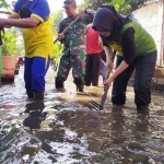 Bunda Indah bersama warga dan Instansi terkait lakukan kegiatan bersih-bersih Kali Temi di Kelurahan Ditotrunan.