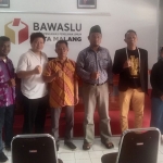 Rombongan Barikade Gus Dur Kota Malang usai audiensi dengan Bawaslu.