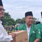 Gus Makmun didampingi Gus Fikri saat memberikan hadiah secara simbolis kepada pemenang lomba. Foto: Ist