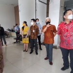 Plt. Wali Kota Whisnu(kanan) bersama Kadinkes Kota Surabaya Febria Rachmanita saat meninjau kesiapan operasional Rumah Sakit Covid-19 di area Mal Cito, pada Kamis (28/1) lalu.