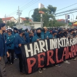 Ribuan mahasiswa yang tergabung dalam Aliansi BEM Surabaya menggelar aksi di depan Gedung DPRD Jatim, Kamis (14/04/2022) sore.