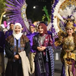 Wali Kota Kediri Vinanda Prameswati (nomor 2 dari kanan) bersama model Dewi Sekartaji (Ist) 
