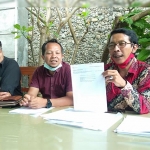 Agus Subiantoro, Kuasa Hukum 3 kontraktor saat jumpa pers terkait gugatan kliennya kepada DPUPR Ponorogo dan Pokja ke PTUN.