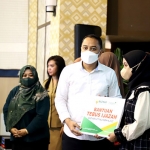 Wali Kota Surabaya, Eri Cahyadi, saat menyerahkan ijazah untuk salah satu pelajar SMA.