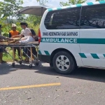 Korban kecelakaan lalu lintas di Jalan Raya Torjun Kecamatan Torjun Kabupaten Sampang dievakuasi petugas ke puskesmas terdekat menggunakan ambulance, Jumat (30/5/2025). Foto: Dok. Humas Polres Sampang