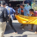 Evakuasi korban oleh petgas kepolisian ke rumah sakit Bhayangkara Pusdik Sabhara Porong untuk keperluan visum.