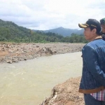 Bupati Arifin saat tinjau lokasi sungai yang dangkal di Dusun Domerto. Foto: HERMAN/ BANGSAONLINE.com 