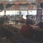 Plt. Direktur RSU Lukas Bangkalan, Agus Hariyanto saat menemui masyarakat yang menyampaikan aspirasinya kepada pihak RSU Lukas Bangkalan di Rumah Makan Aladin, Rabu (7/10/2020).