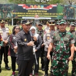 Pjs. Bupati Kediri Heru Wahono Santoso (pegang mik) saat mendampingi KSAD Jenderal TNI Maruli Simanjuntak. Foto: Ist.