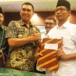 Wali Kota Malang HM. Anton dan Ketua KPU Kota Malang Zainudin usai menandatangani NPHD.